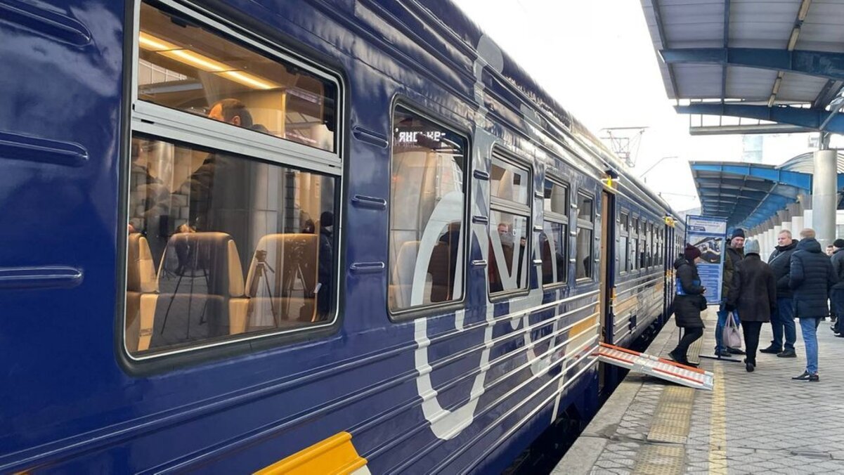 Внаслідок обстрілу є зміни у русі приміських потягів, які їдуть до Дніпра