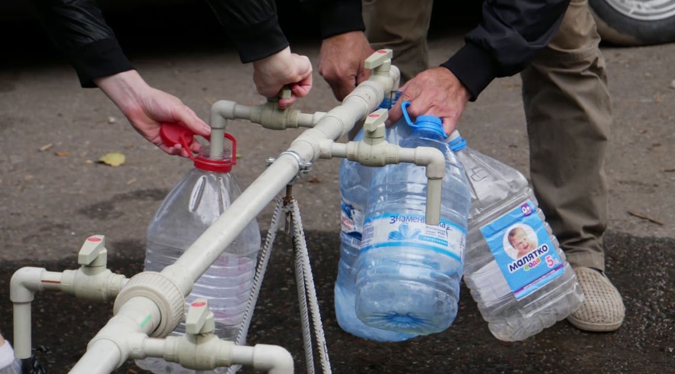 Люди набирають воду