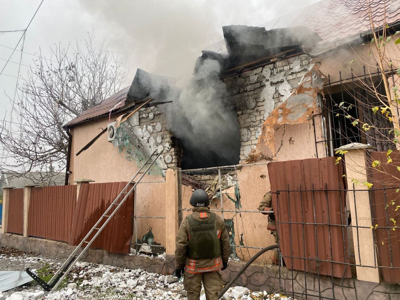 Будинок, куди влучив дрон у Нікополі