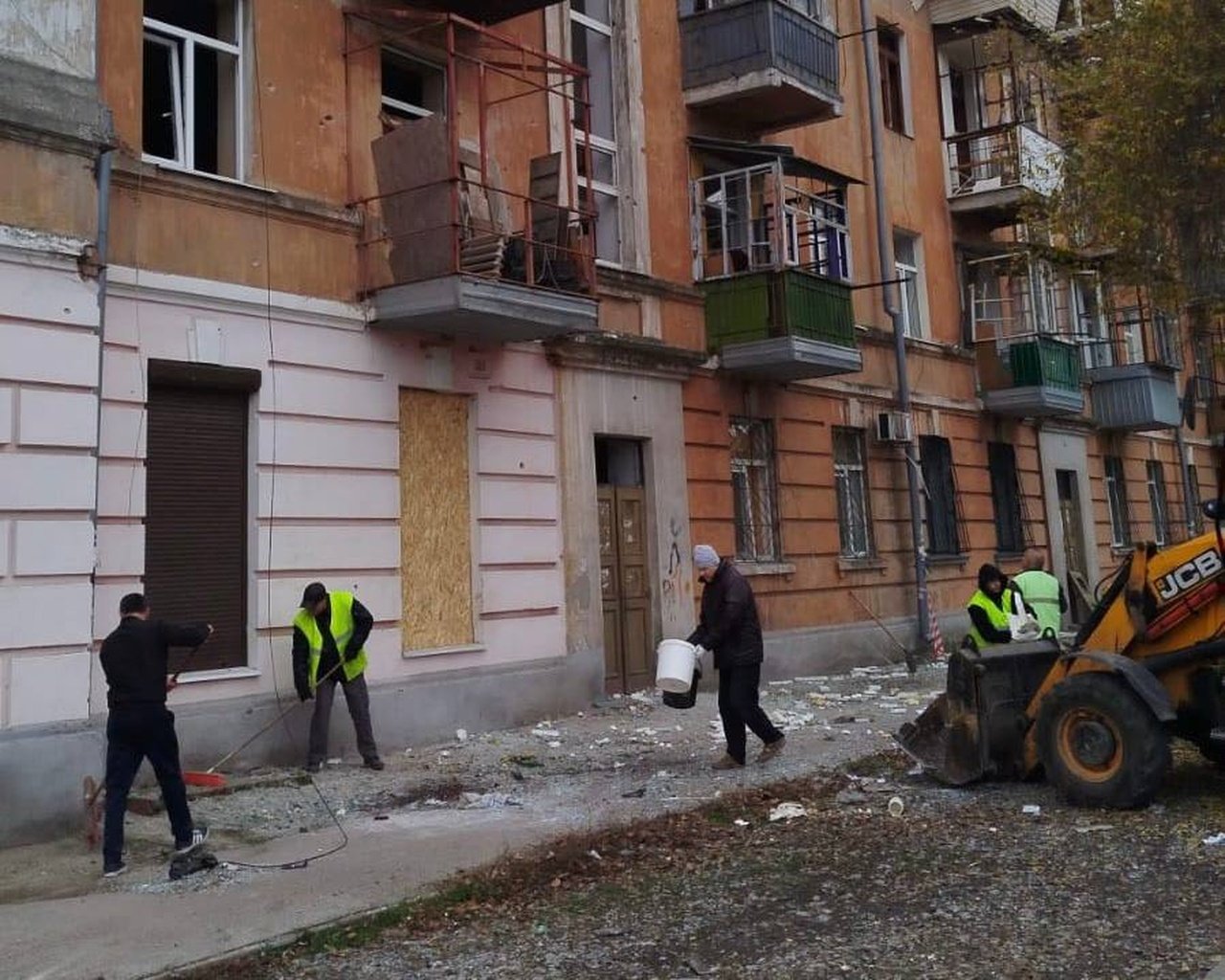 Дом, поврежденный из-за атаки дронов 6 ноября в Днепре