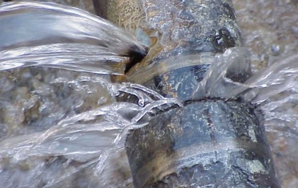 У центрі Дніпра прорвало трубопровід: вода розтікається дорогою