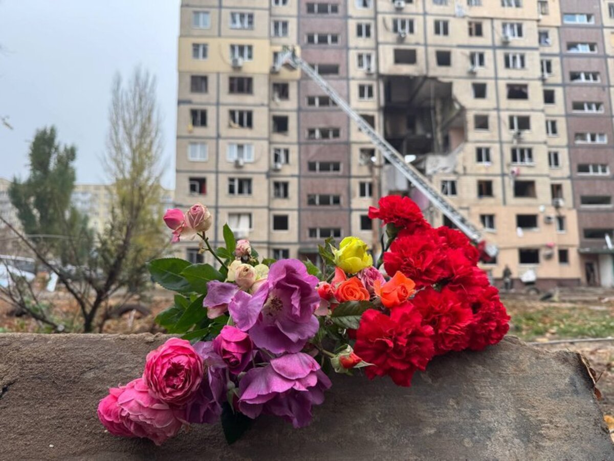 Днепр в трауре: жители несут цветы к разрушенной многоэтажке