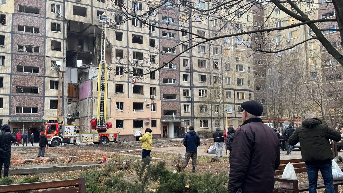 Дніпро після удару по багатоповерхівці: мешканці та рятувальники долають наслідки