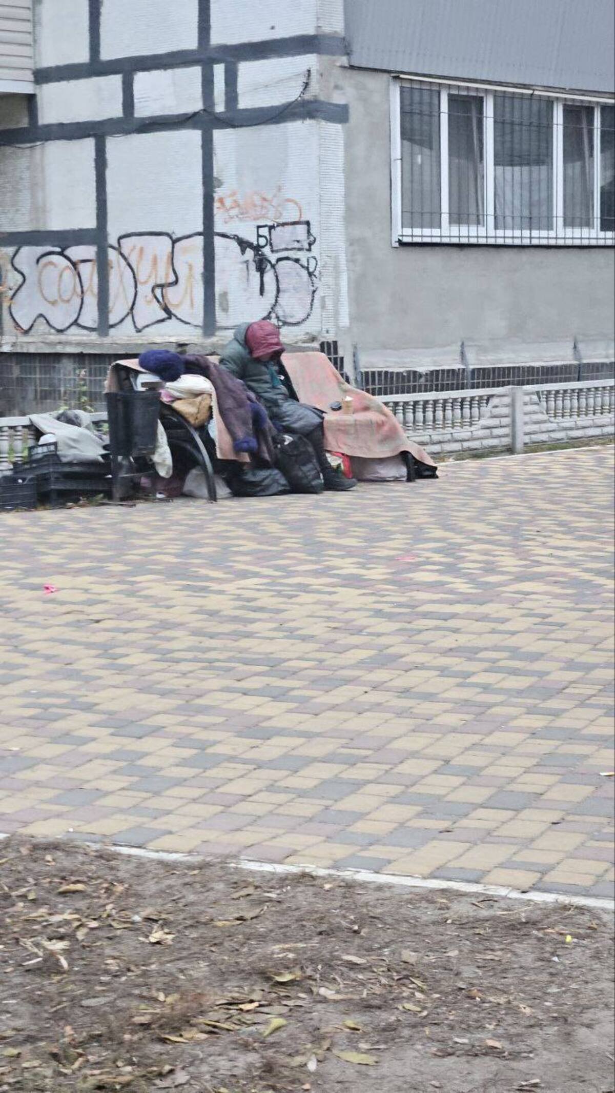 В Днепре женщина уже несколько месяцев живет под открытым небом на лавочке