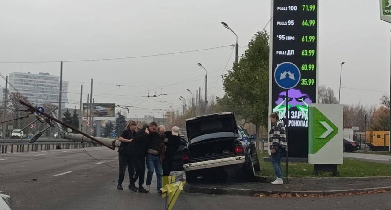 Автівка звалила стовп біля АЗС