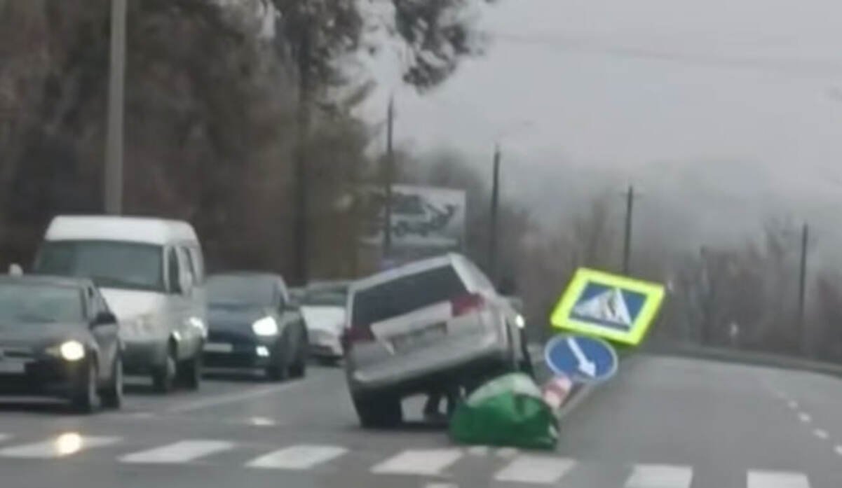 У Дніпрі на Космічній авто повисло на відбійнику: рух ускладнено