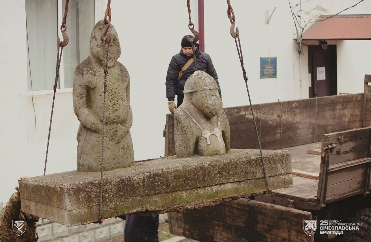 Старовинні статуї привезли до Дніпра з Петропавлівки