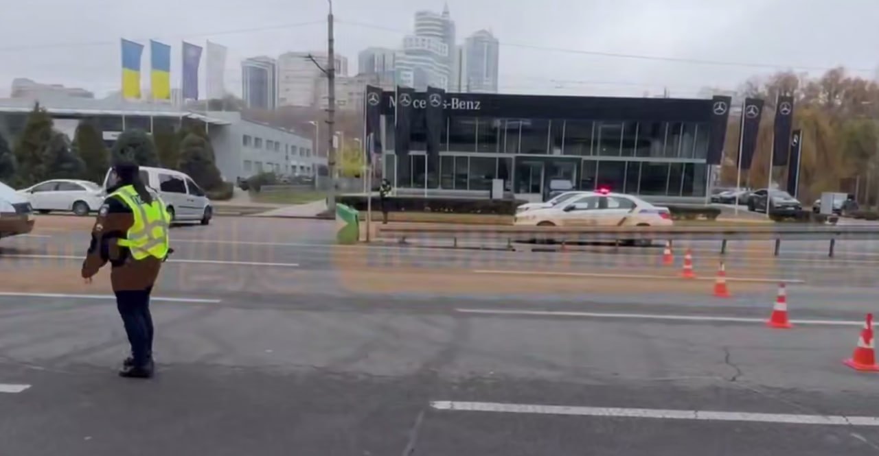 Патрульні регулюють рух на місці ДТП