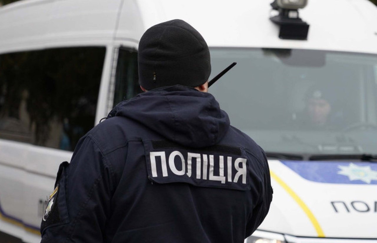 Сімейний дебош на Дніпропетровщині завершився нападом на поліцейського