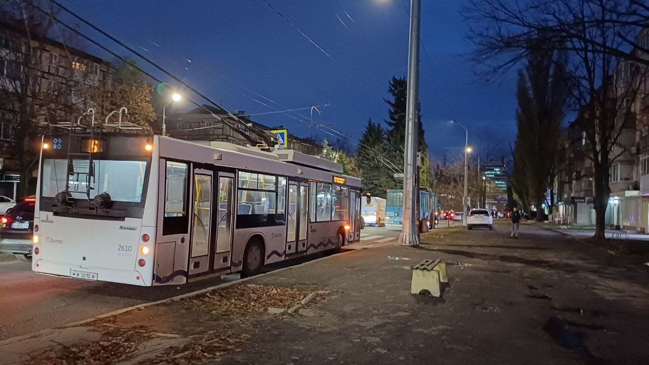 Тролейбуси на проспекті Науки в Дніпрі