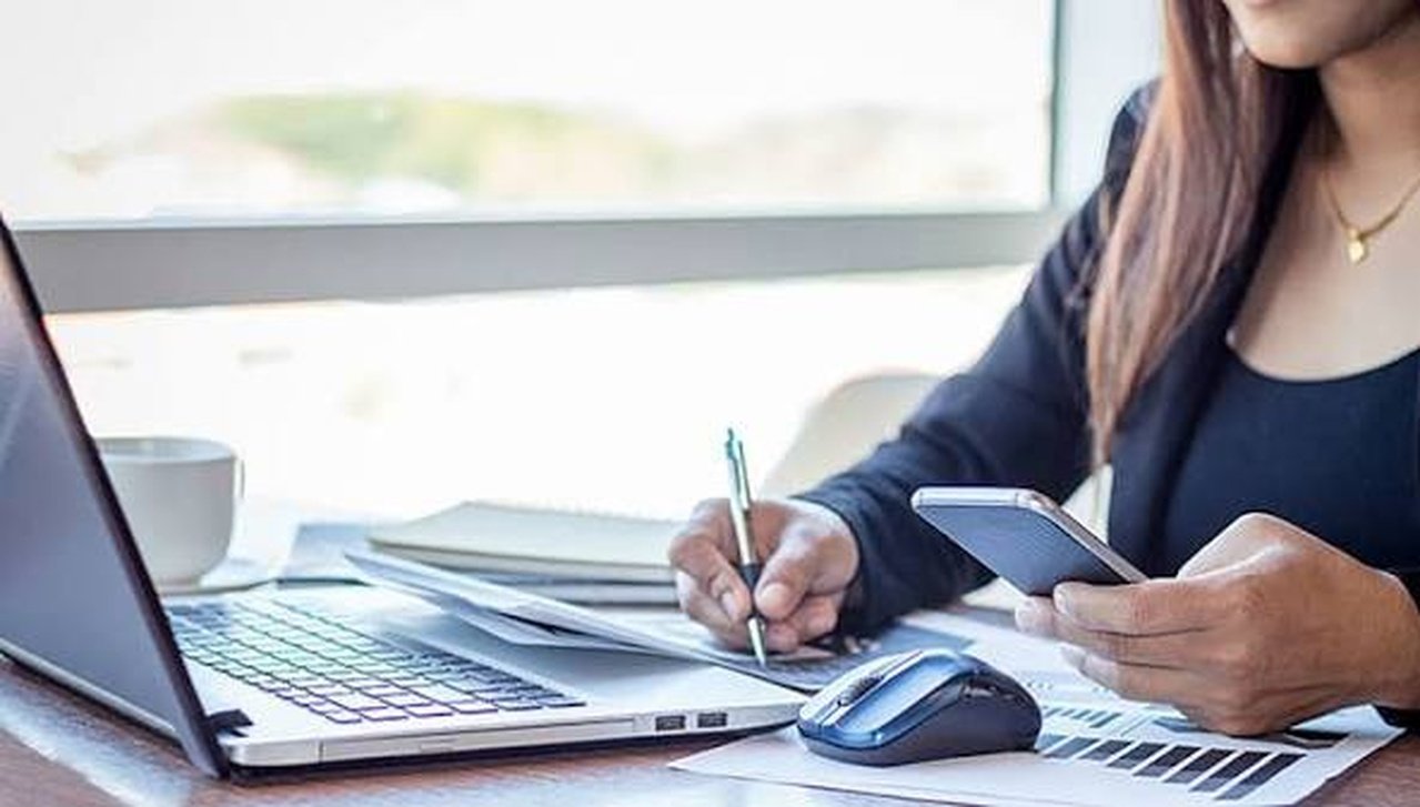 Жінка за ноутбуком