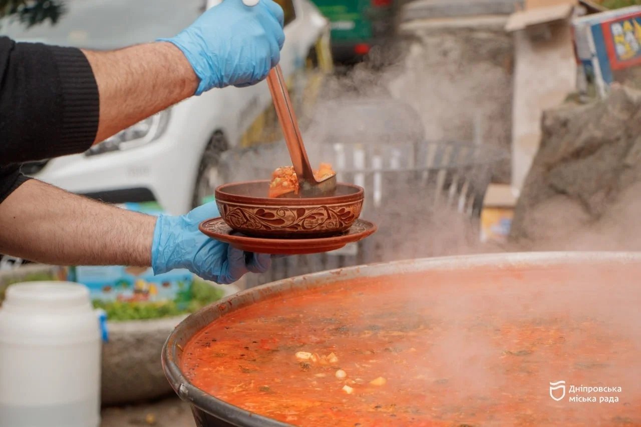 Дніпряни знову зможуть скуштувати безкоштовний борщ просто неба: коли і де
