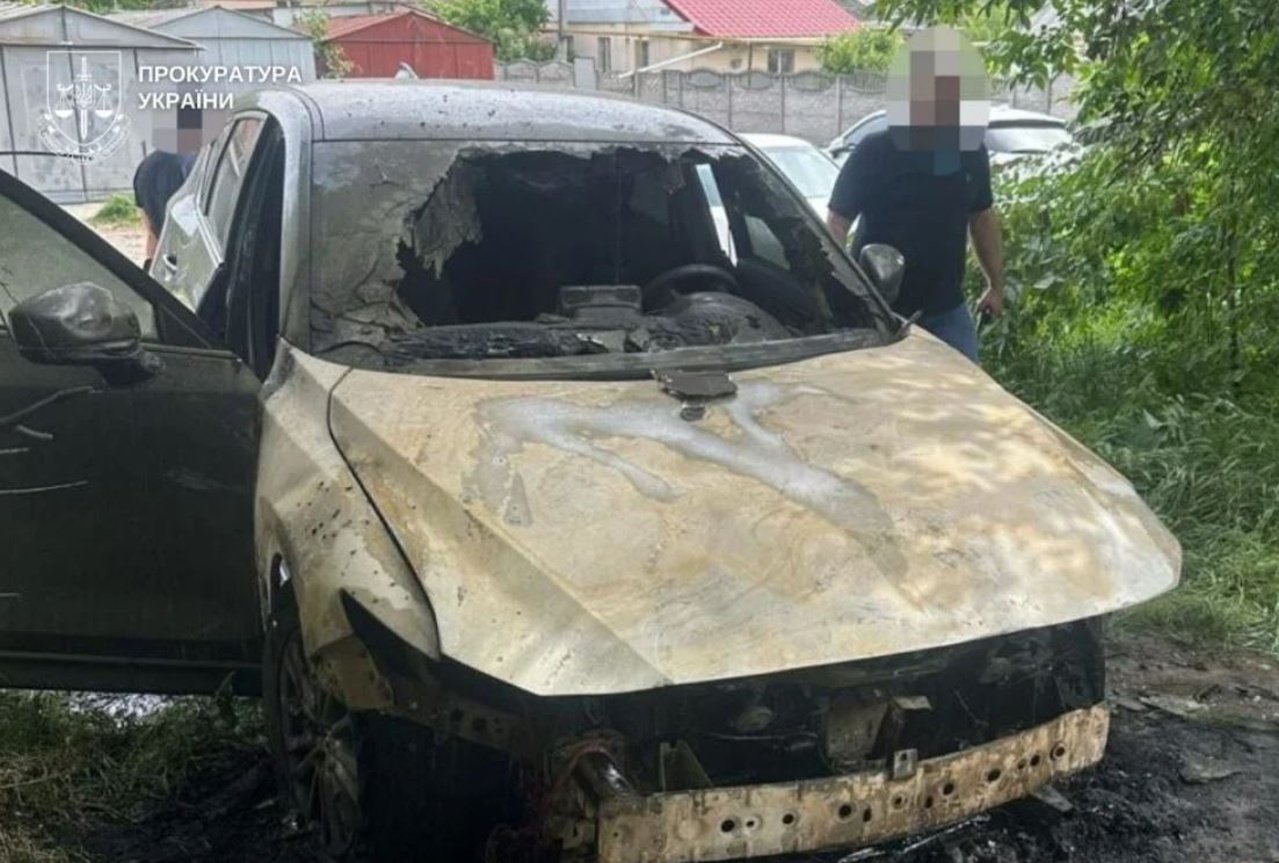 Одна из сожженных машин в Днепре