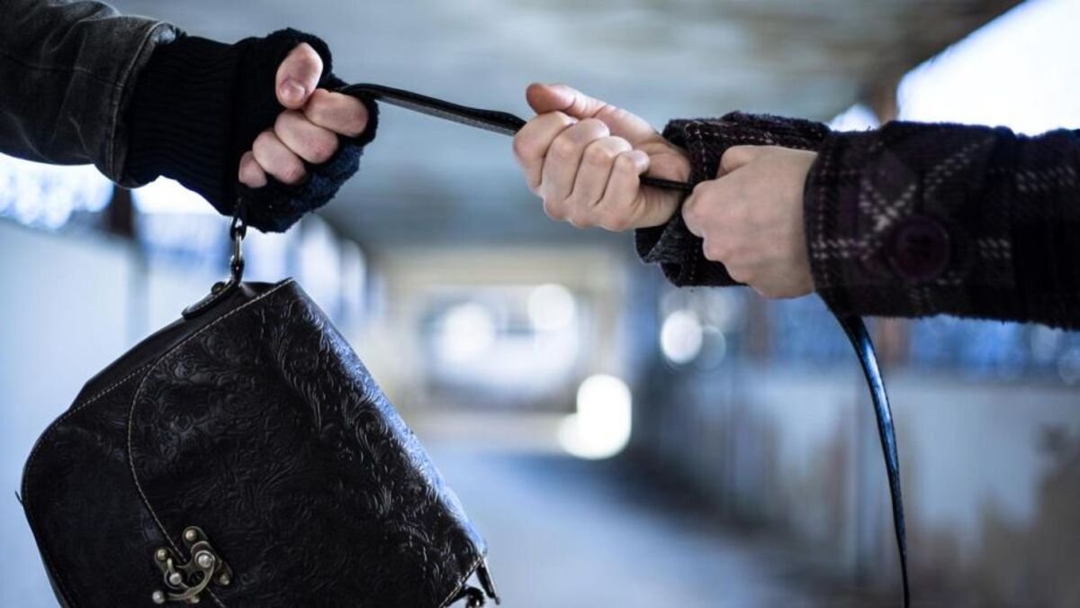 Нападение в магазине: в Кривом Роге задержали 20-летнюю грабительницу