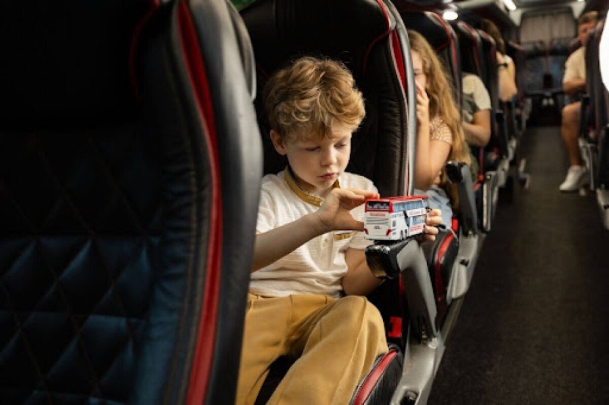 В Днепре водитель маршрутки толкал и выгонял малышей из автобуса