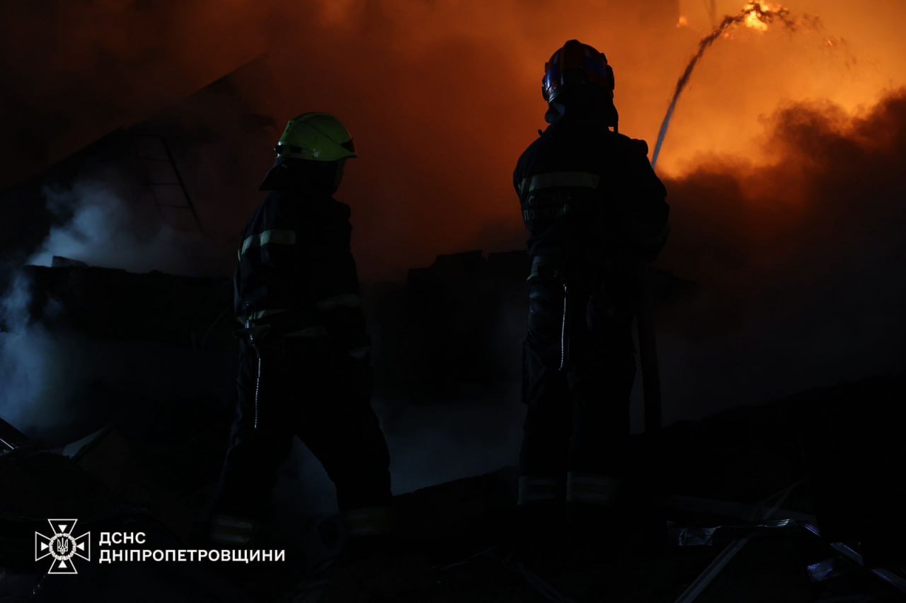 Пожар, дым и разрушение: как спасатели боролись с последствиями ударов по Днепру