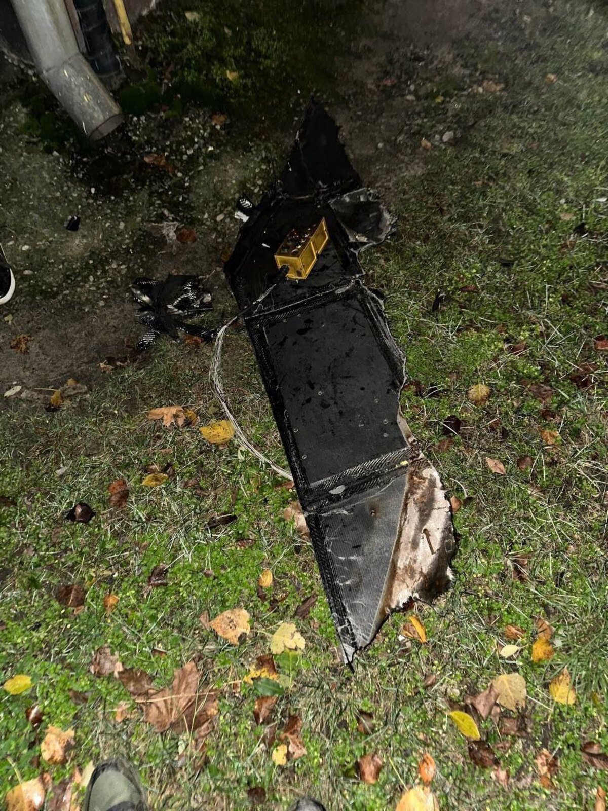 В Днепре после ночной воздушной тревоги жители находят обломки уничтоженных дронов