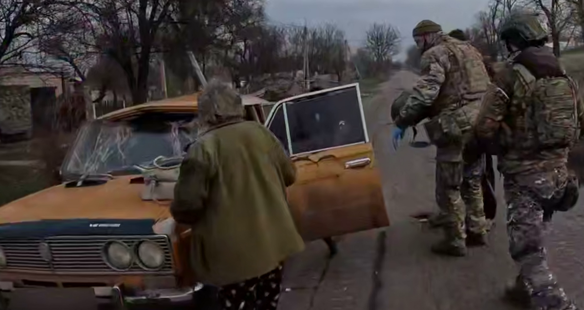 Вражеские FPV-дроны калечат мирных жителей: полиция эвакуировала раненого дедушку