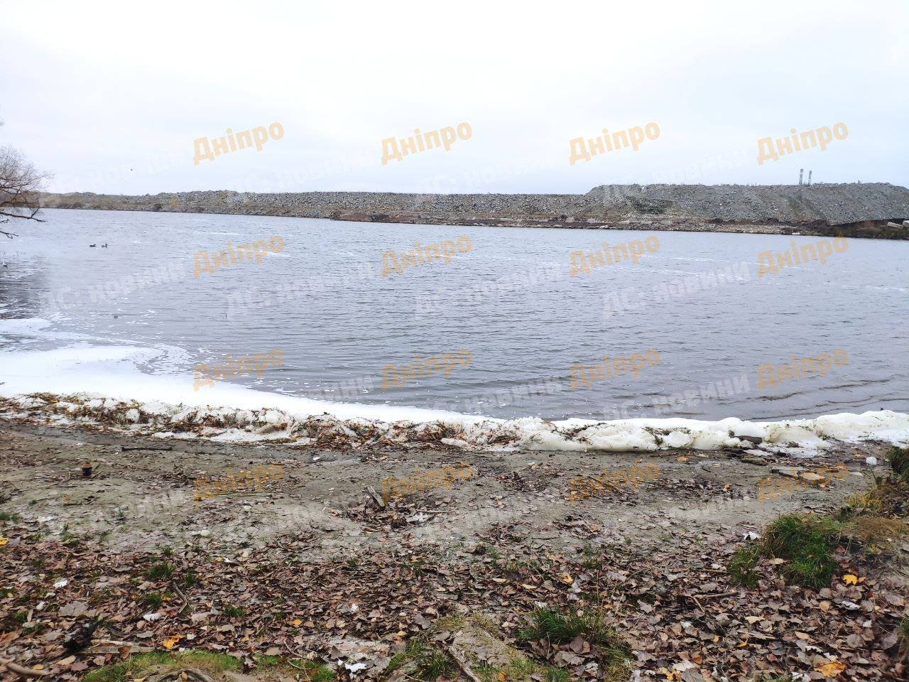 Река под угрозой: в Днепре появилась густая пена после сброса неизвестной жидкости