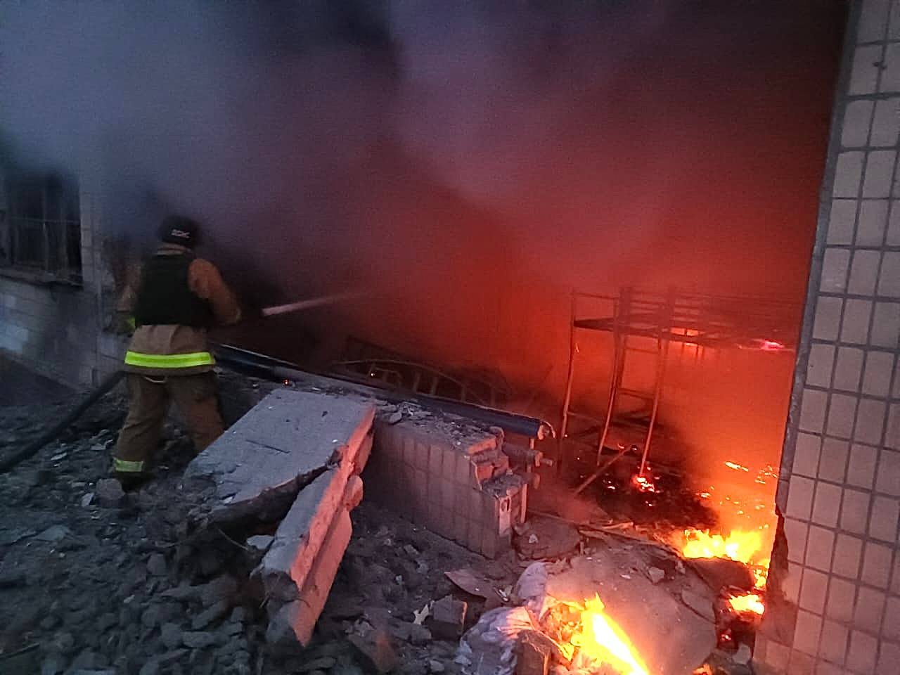 Очередные удары по Днепропетровщине: пожары и разрушения в трех районах