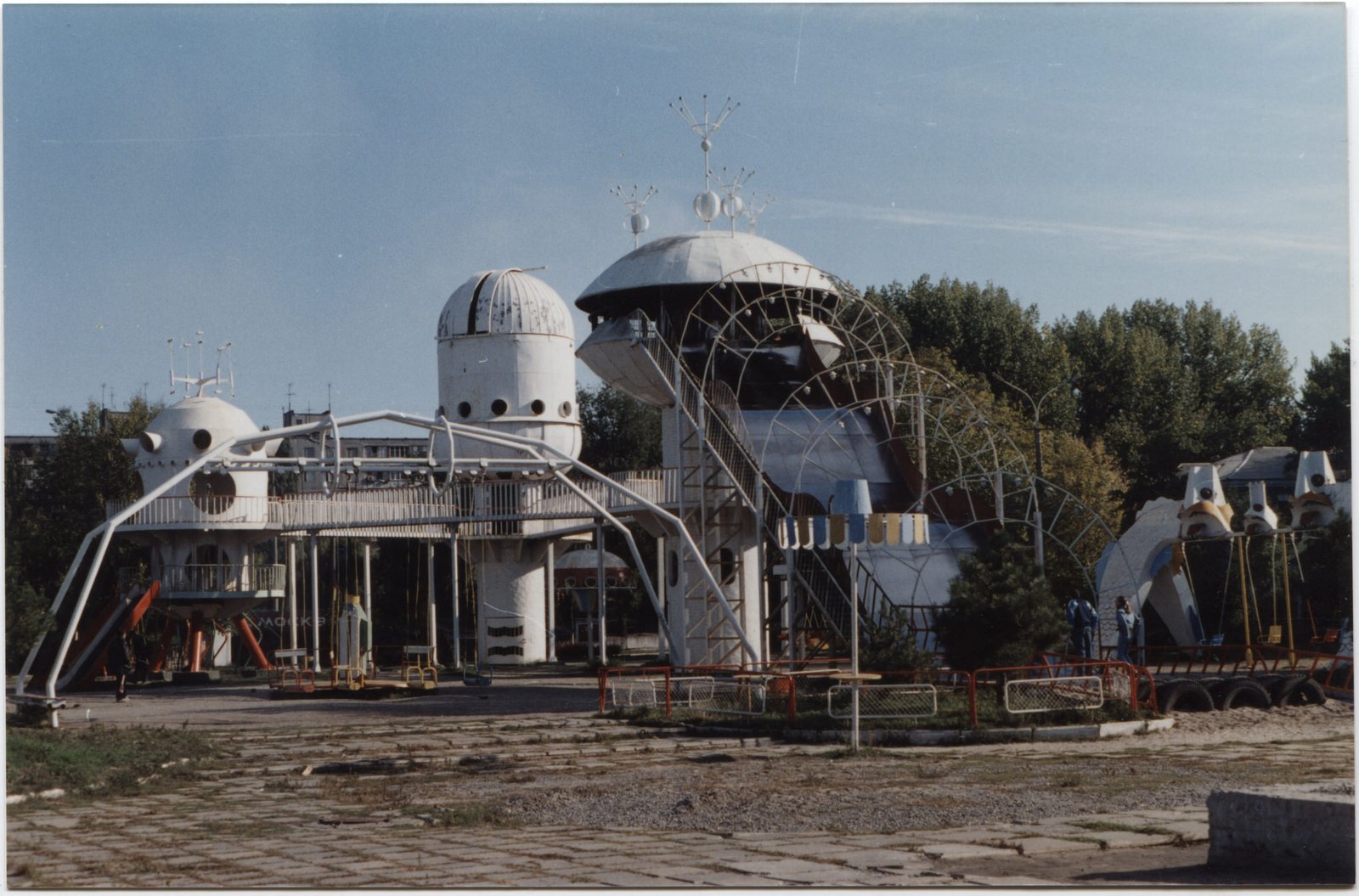 Днепряне показали уникальные фото горки «Балашовская» и стеклянной пирамиды автосалона