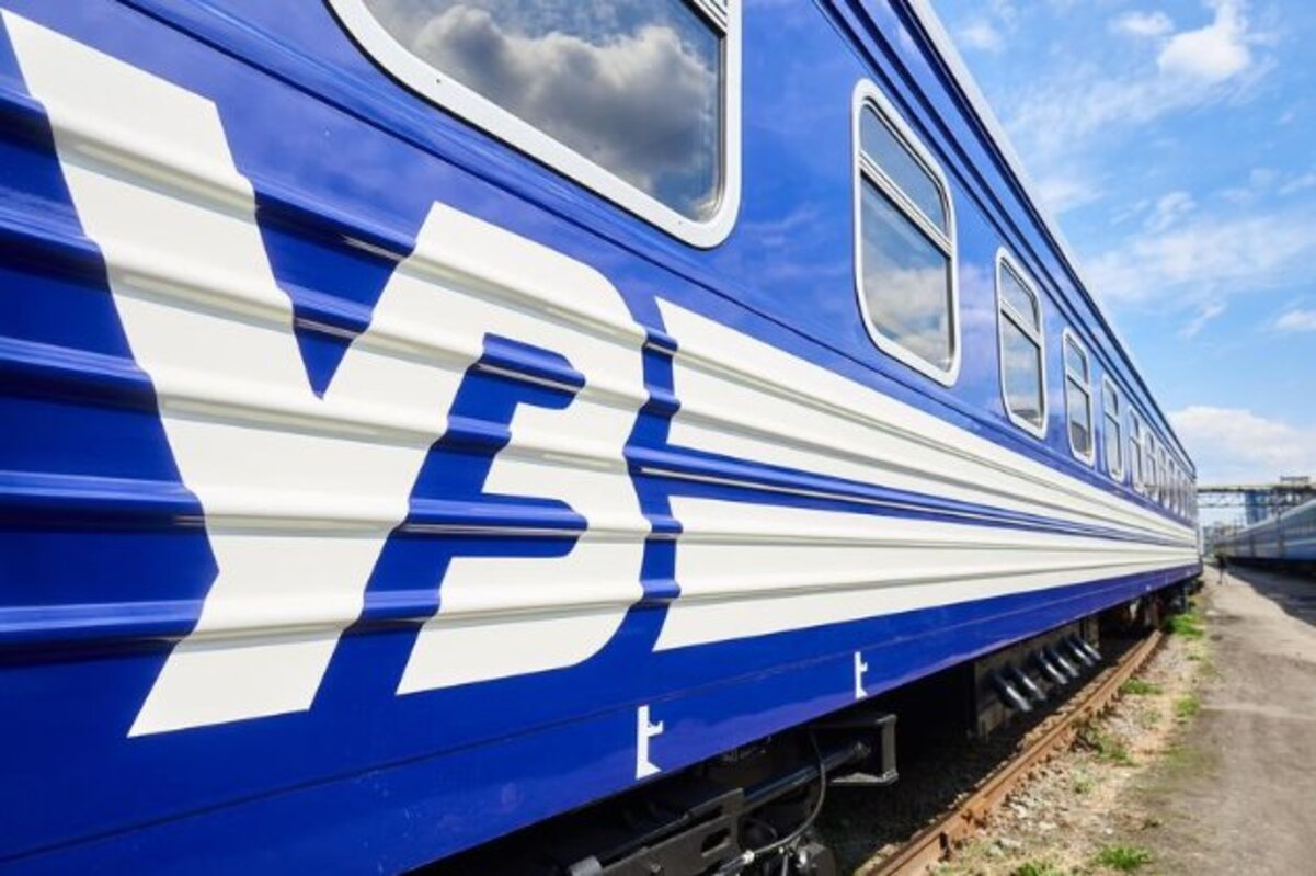 На Дніпропетровщині скасували низку приміських поїздів через бойові дії