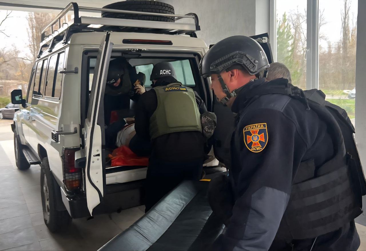 Рятувальники надають допомогу пораненим