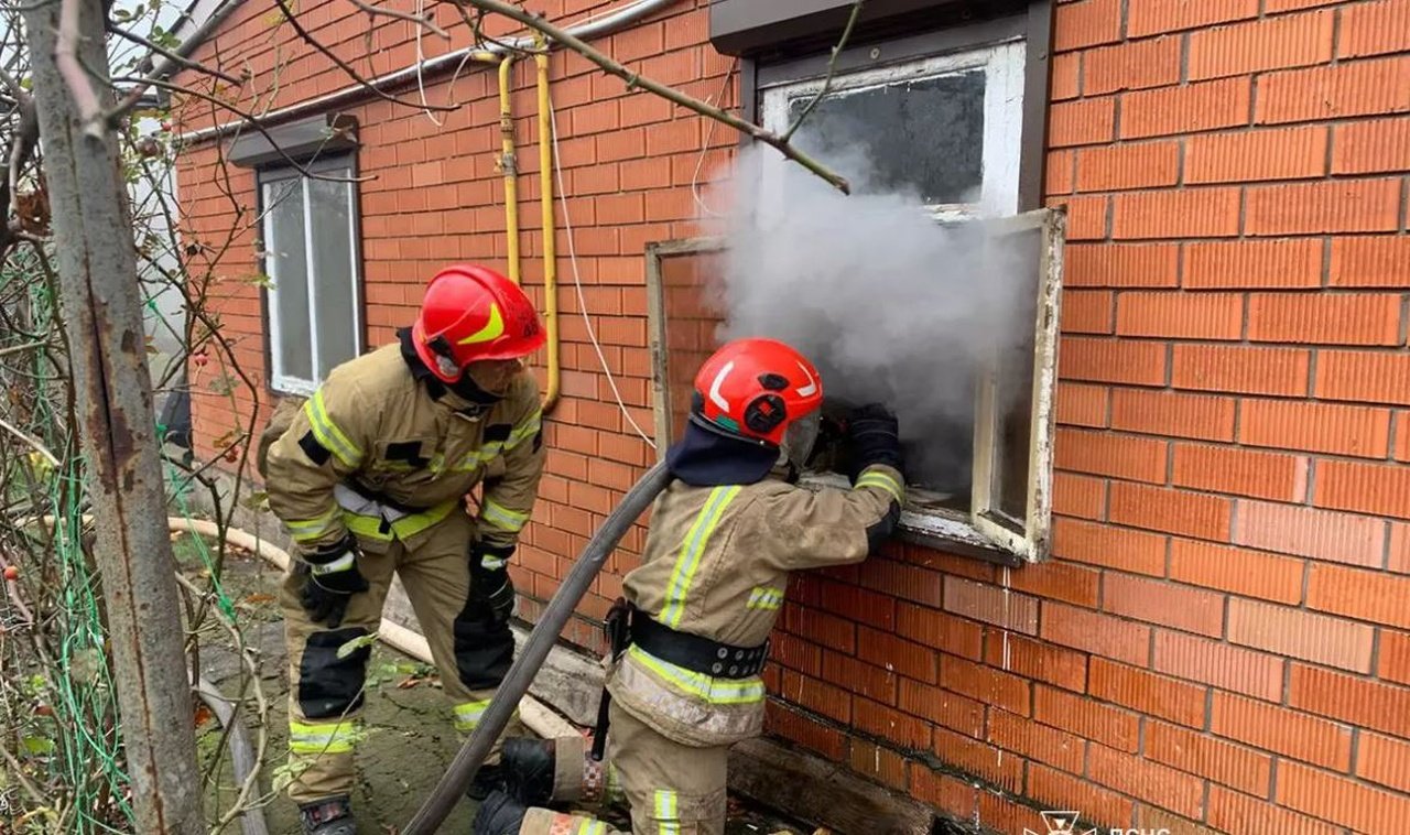 Рятувальники на місці займання в Синельниковому