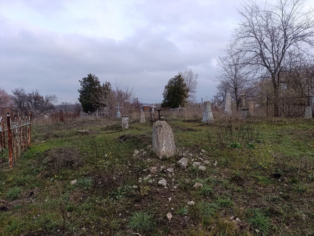 Цвинтар розграбували та понищили