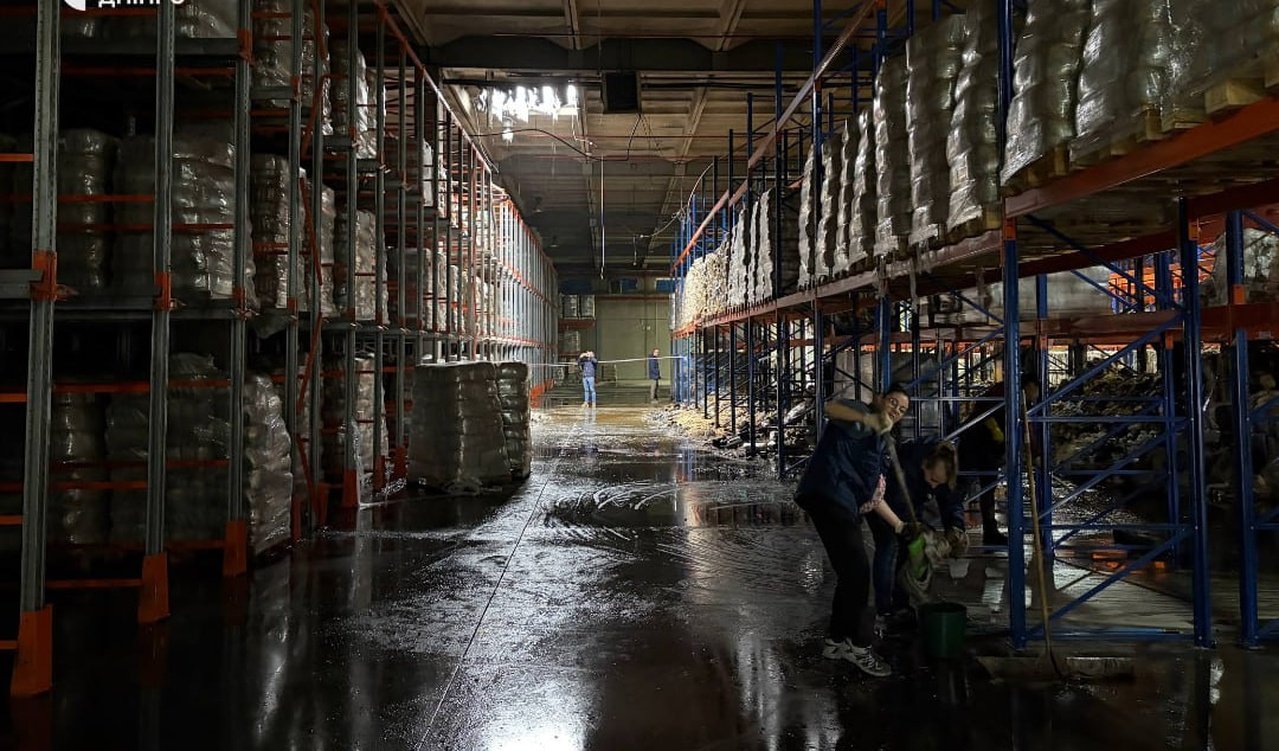 Зруйнований склад з гуманітаркою в Дніпрі