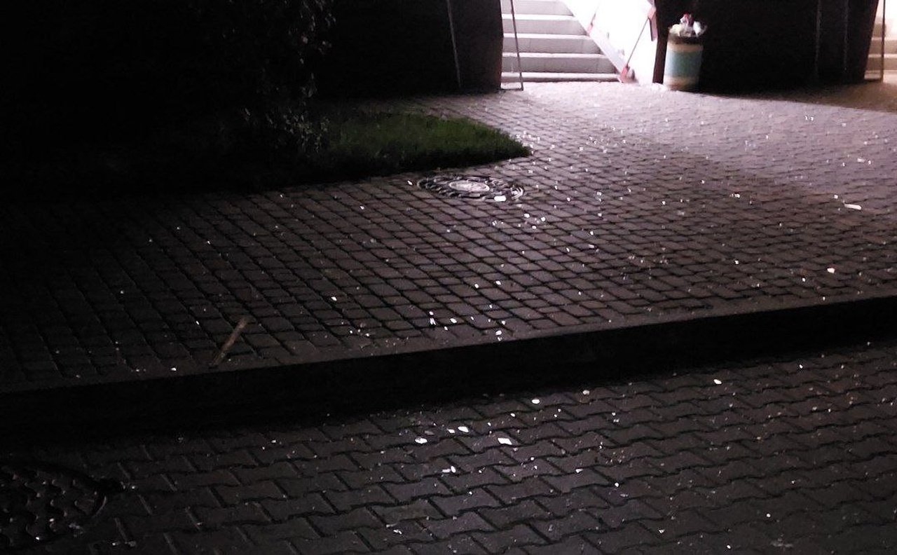 Стекло на земле