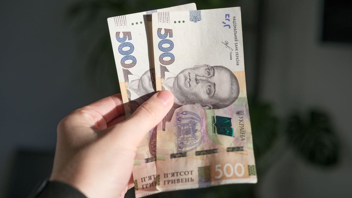 Человек, держащий в руках деньги