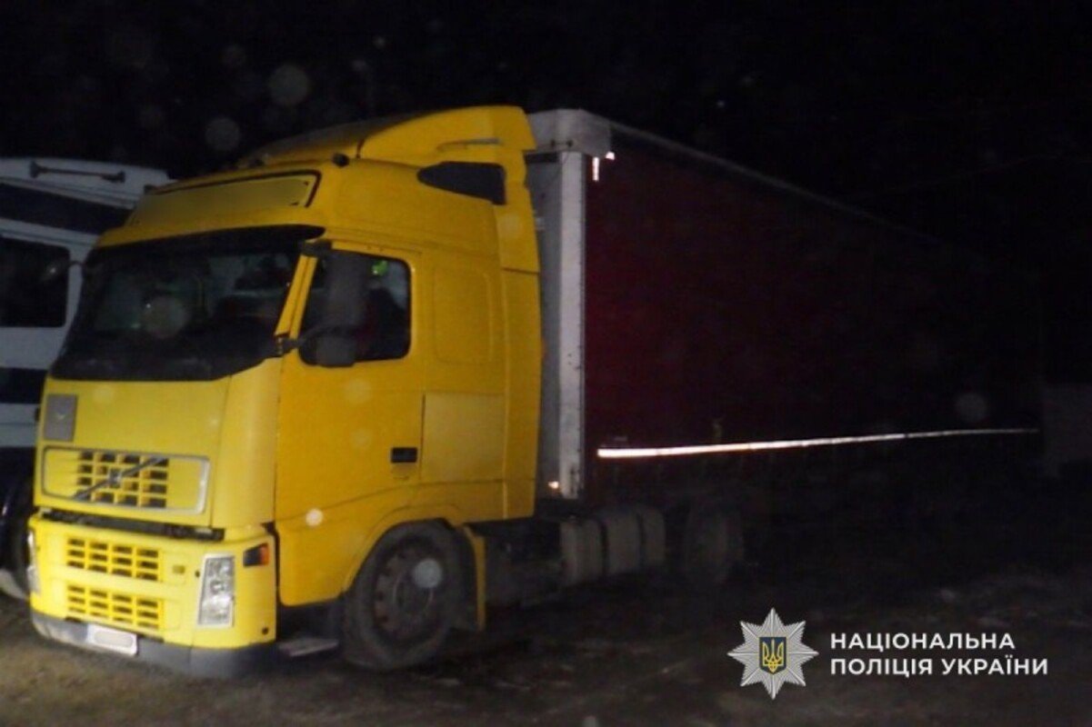 У Кривому Розі чоловік обікрав вантажівку на стоянці 