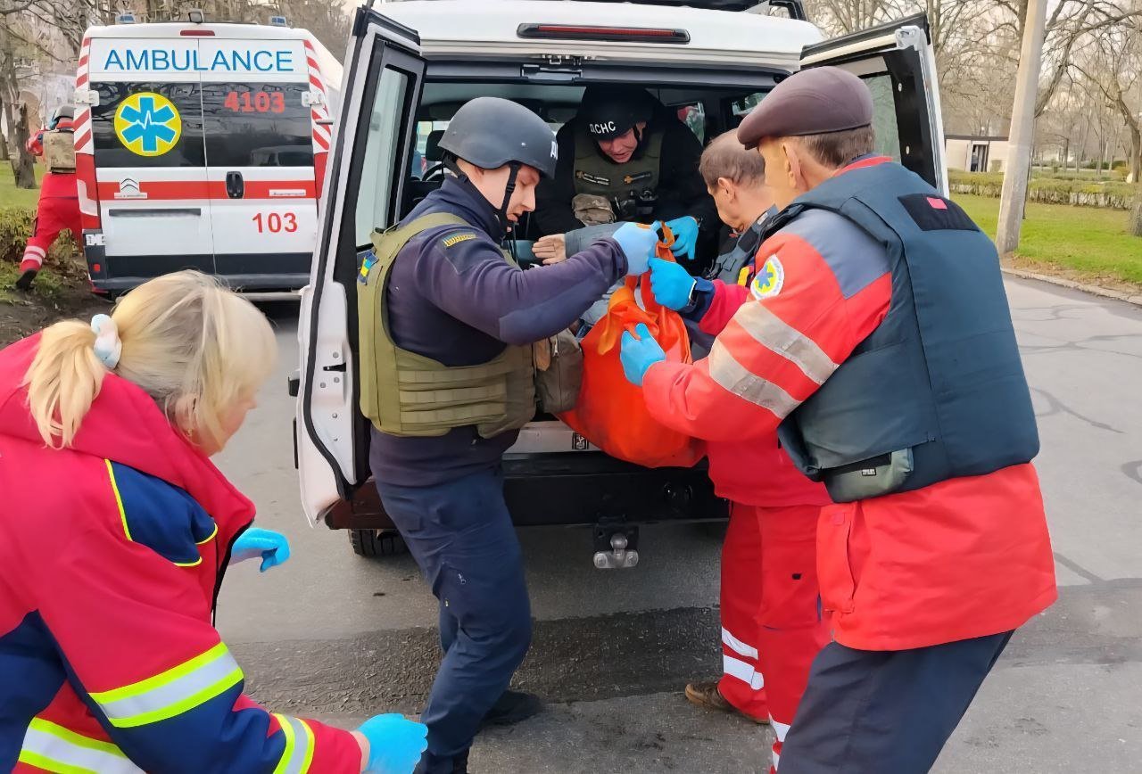 Спасатели и медики оказывают помощь раненым