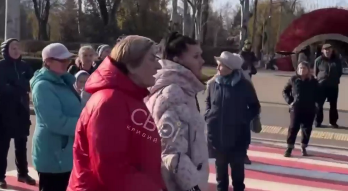 Кривой Рог протестует из-за света: люди вышли в горсовет с требованием справедливых графиков