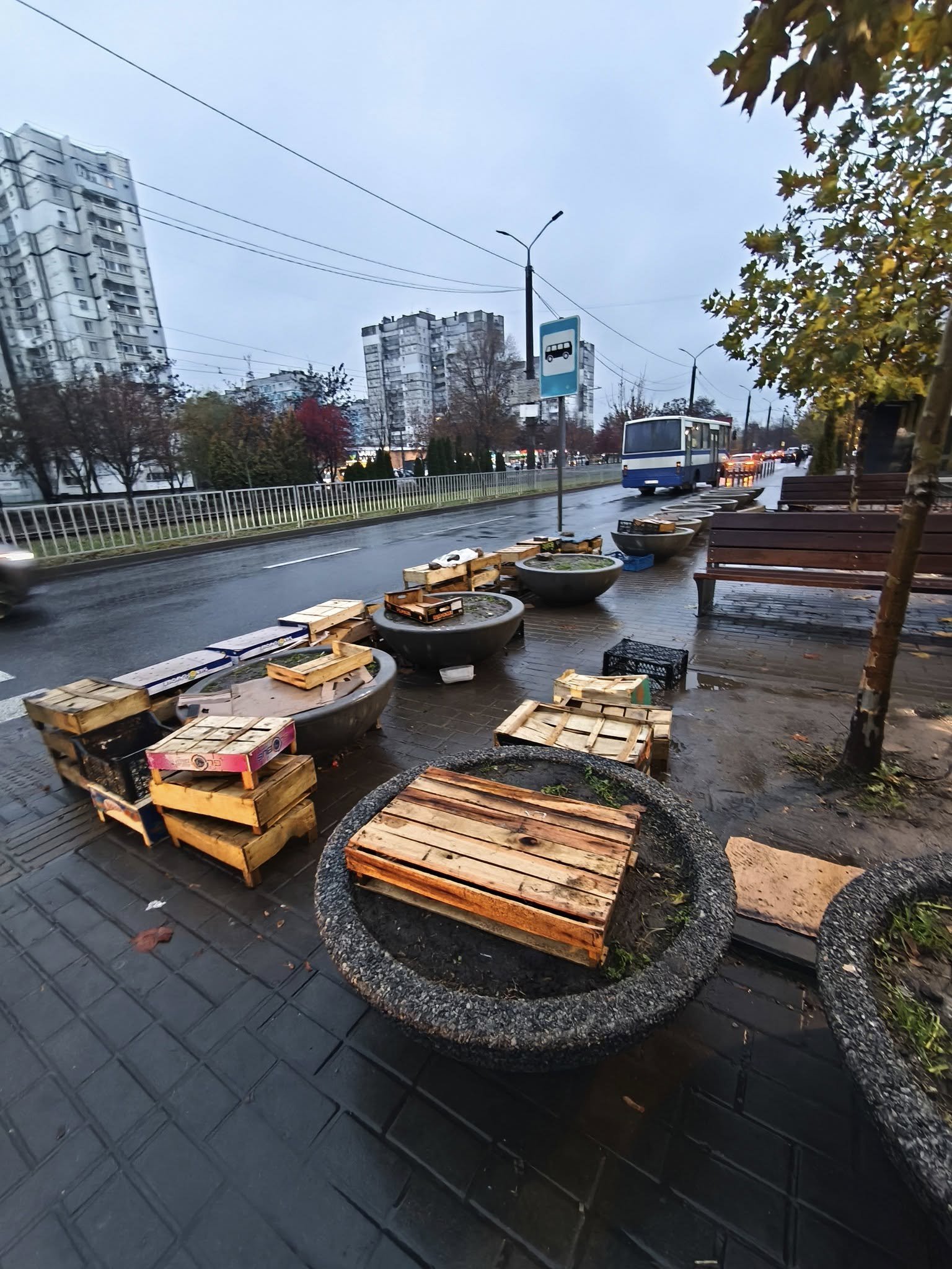 «Спотворили благоустрій»: у Дніпрі влаштували «ринок» під відкритим небом