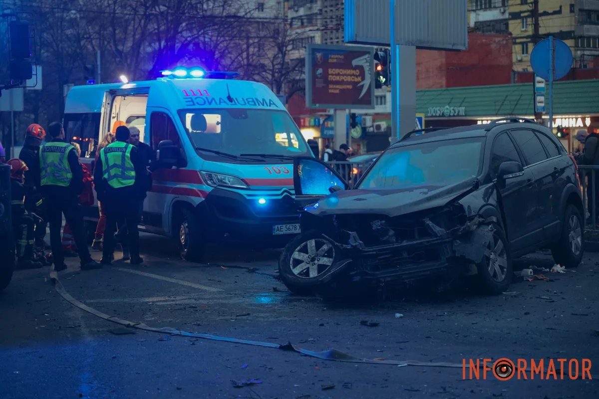 Масштабна ДТП у Дніпрі: легковики розбило вщент, рух перекрито, працюють рятувальники