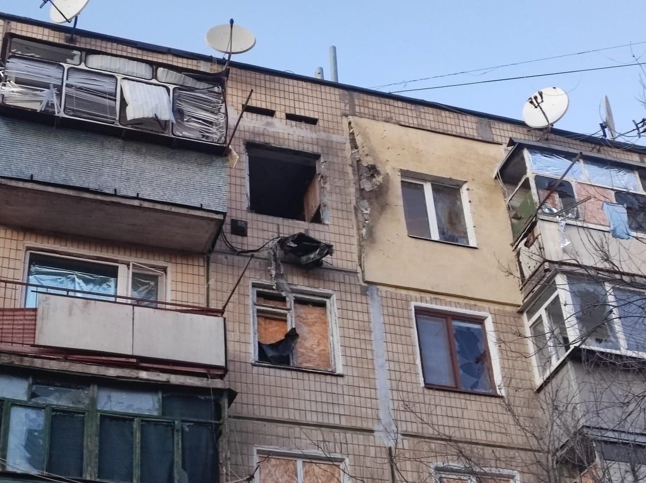 Будинок пошкоджений через обстріл 