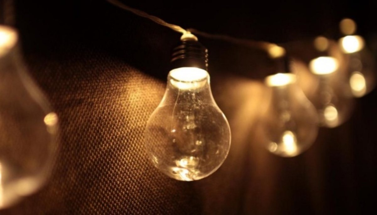 Как будут отключать свет в Днепре 24 ноября: графики ДТЭК и ЦЭК