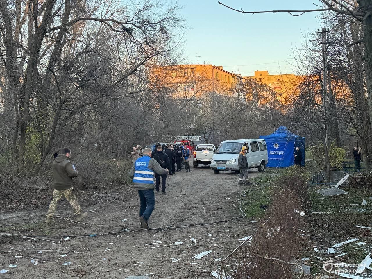 Спасатели и полиция на месте атаки в Самарском районе Днепра