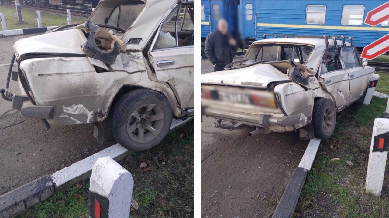 Поезд столкнулся с автомобилем.