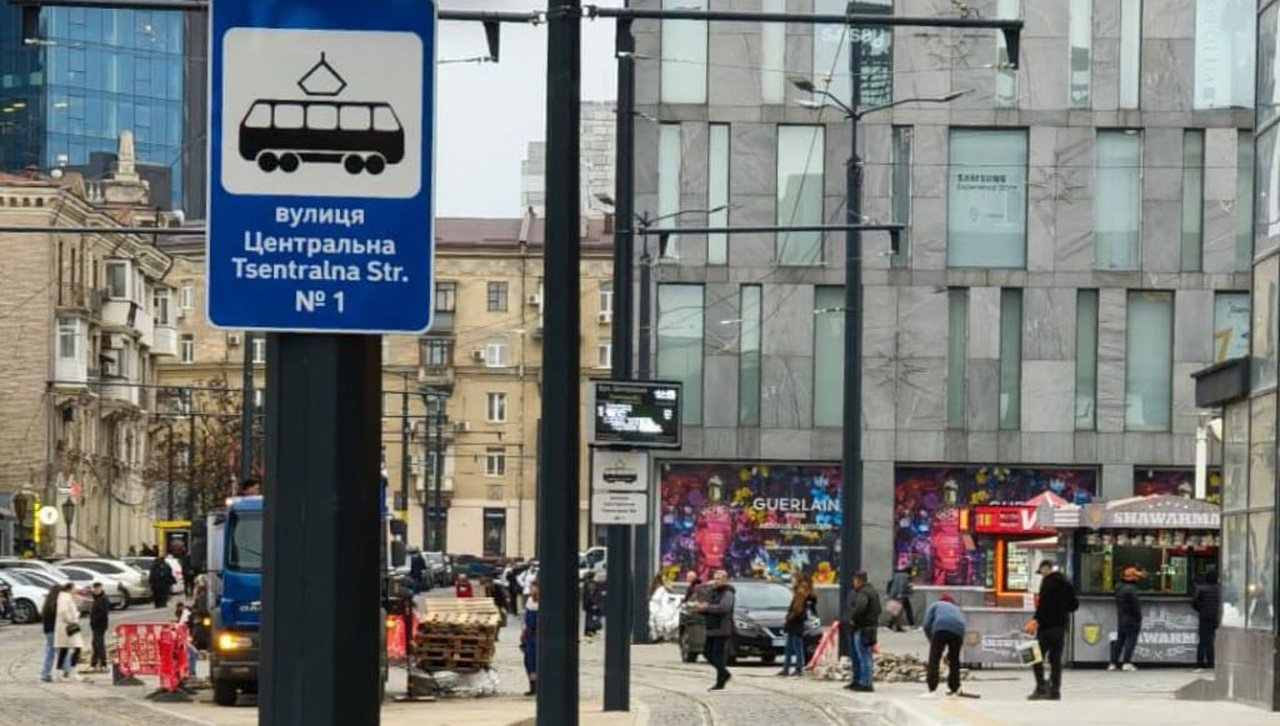 Трамвайна зупинка в центрі Дніпра