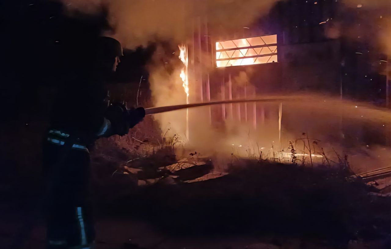 На Дніпропетровщині внаслідок обстрілів сталися масштабні пожежі