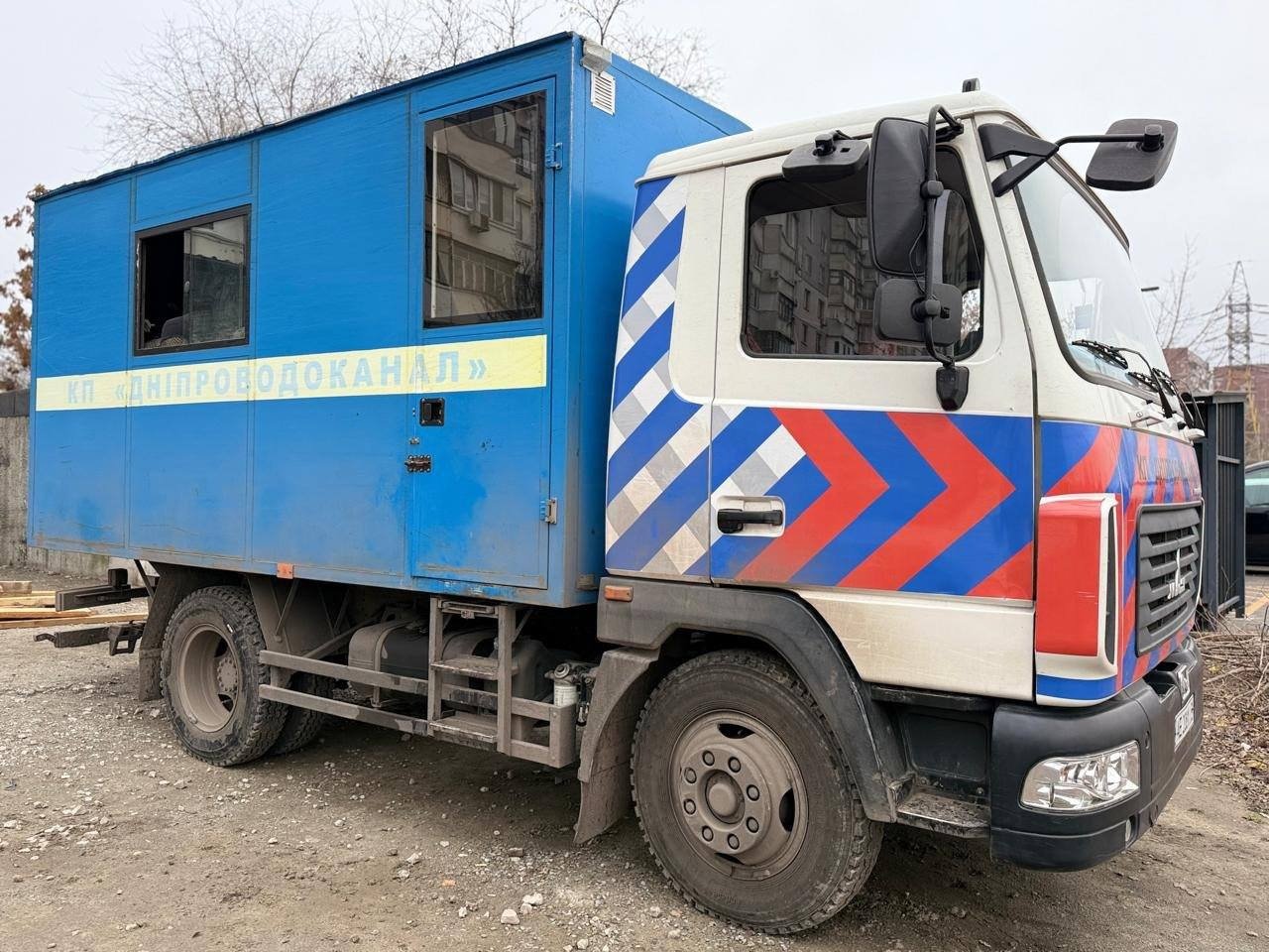 Бригада КП Дніпроводоканал на місці пориву