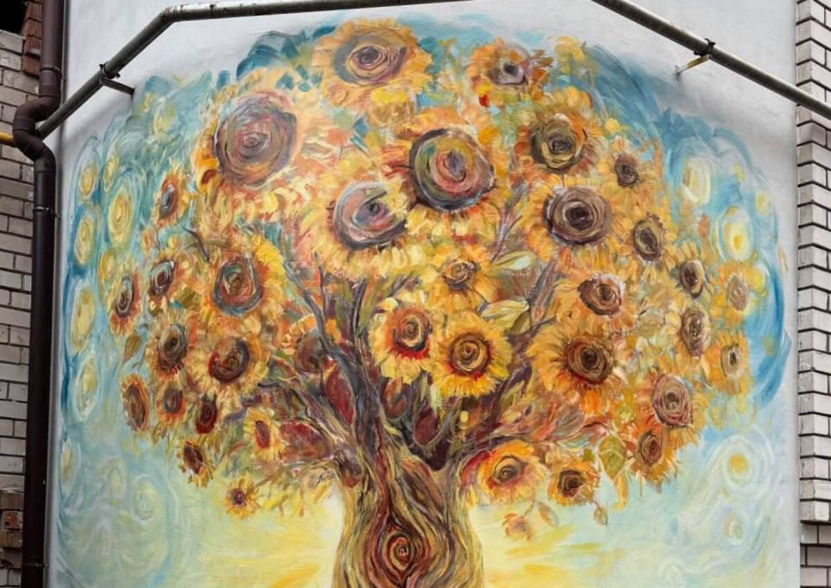 В центре Днепра появился новый яркий мурал с подсолнухами: что значит