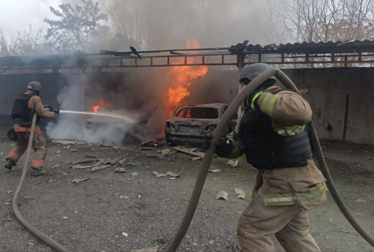 Спасатели на месте пожара