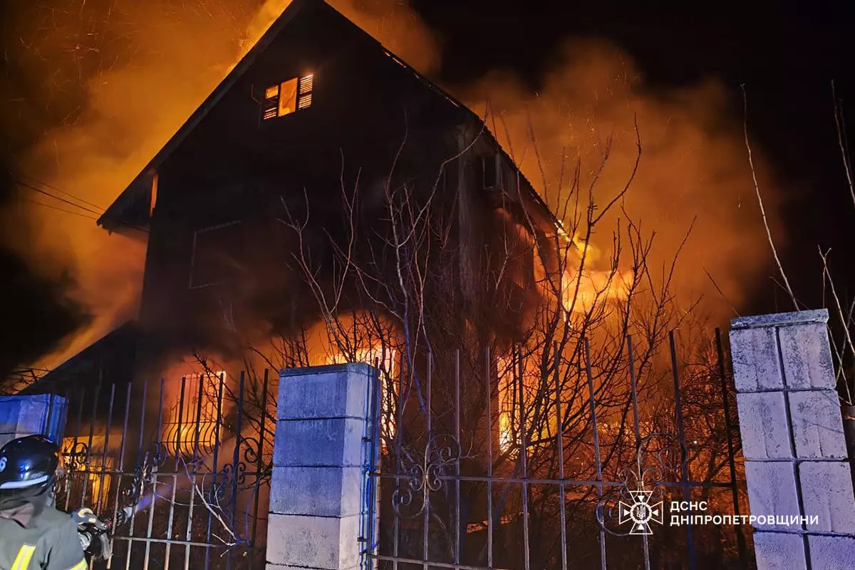 Масштабный пожар: в Днепровском районе сгорел двухэтажный дом