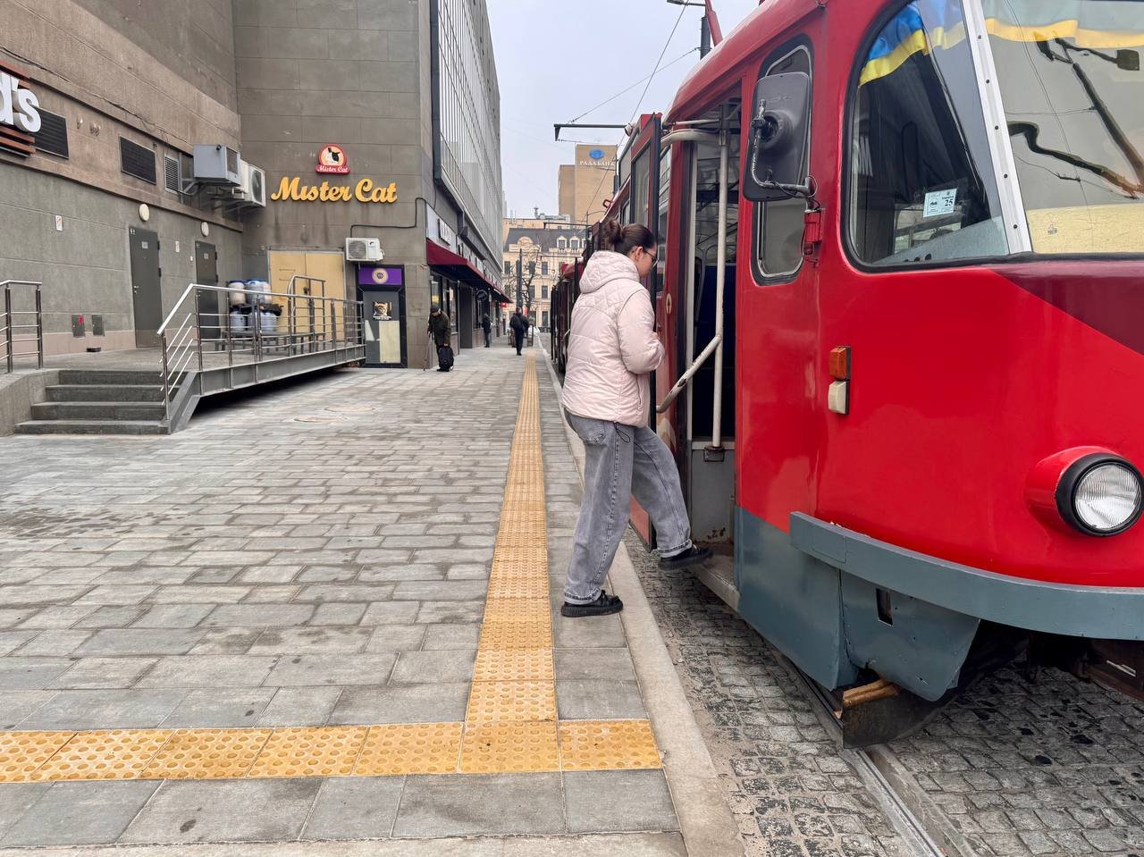 Трамвайна зупинка на вулиці Центральній