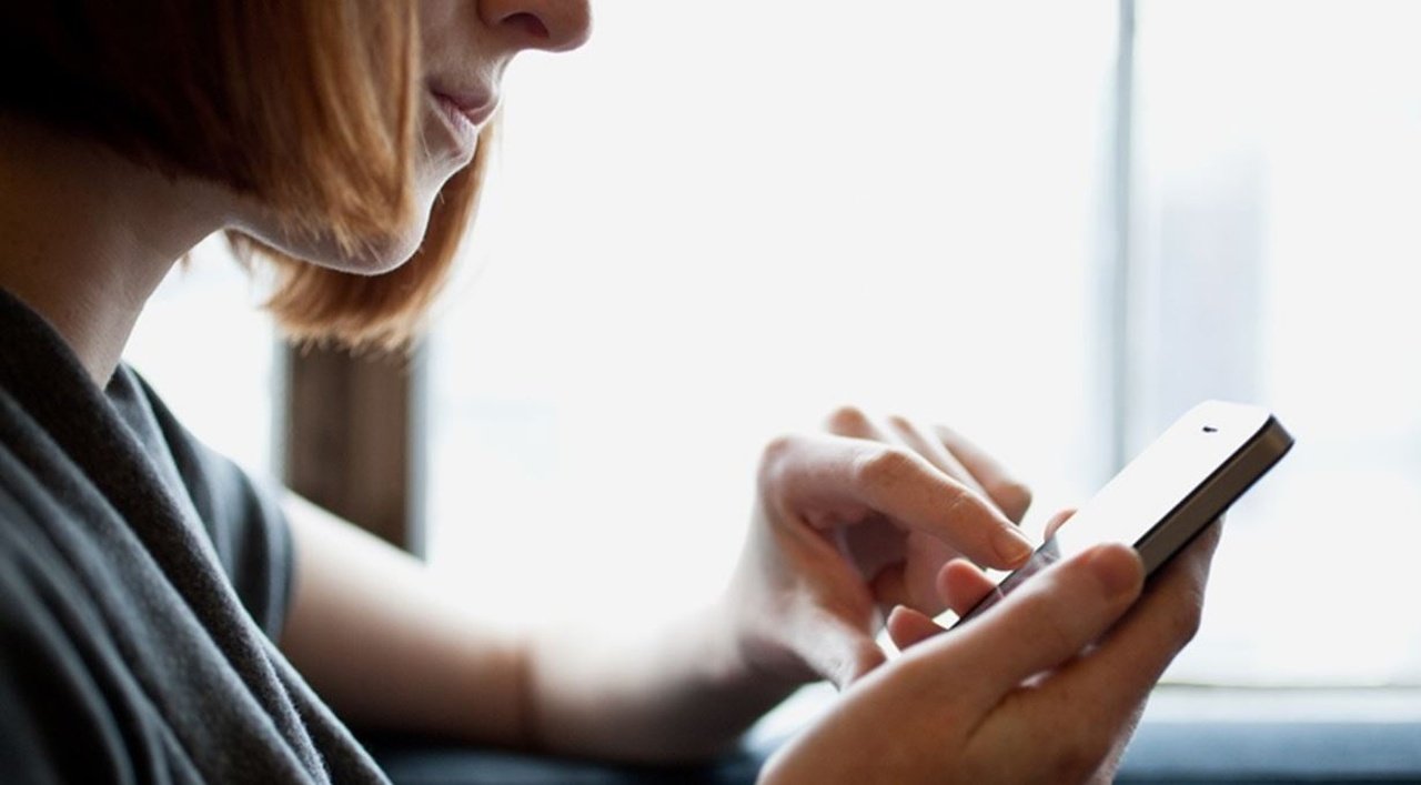 Жінка з телефоном