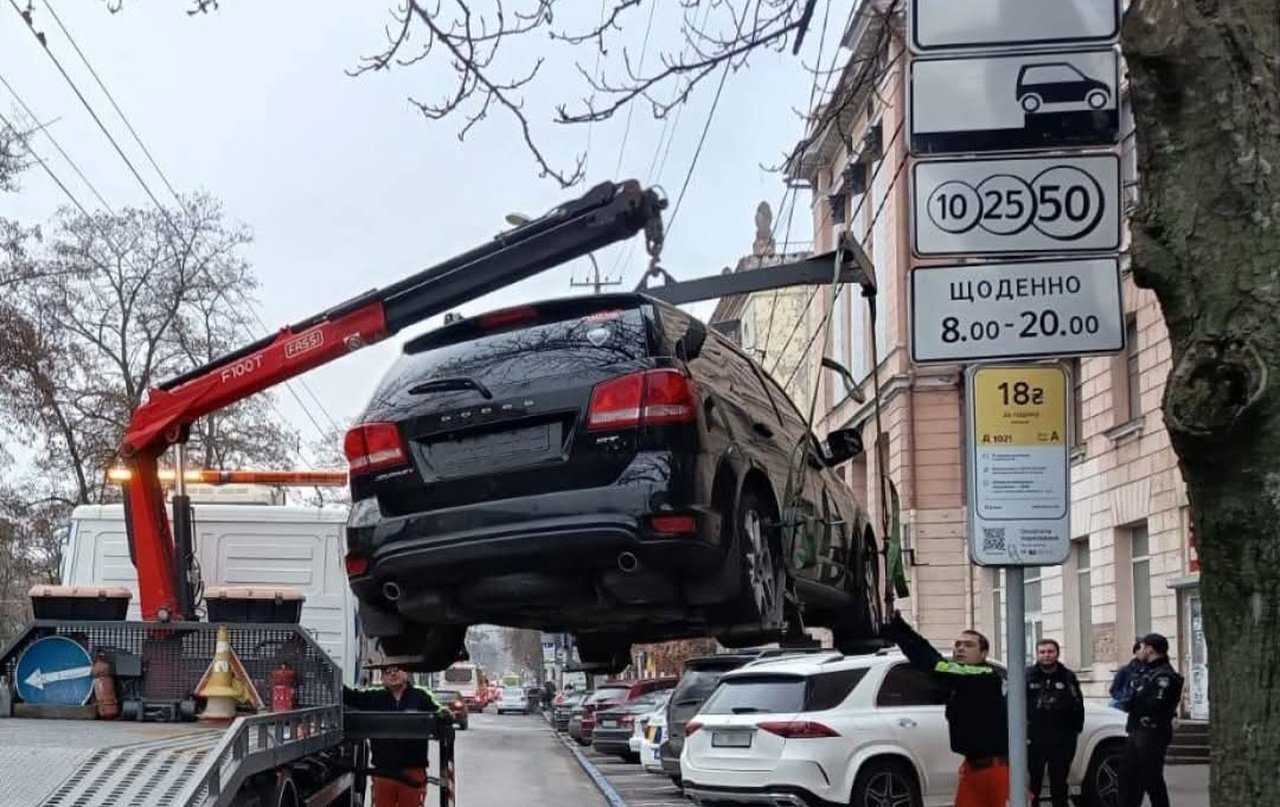 Машина яку евакуювали в Дніпрі
